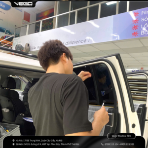 Kỹ thuật viên thi công dán phim cách nhiệt ô tô tại Hà Nội đúng quy trình