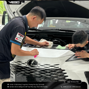 Kỹ thuật viên thi công dán PPF Lexus RX 350h tại xưởng