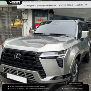Hình ảnh Lexus GX550 trước khi thi công phim cách nhiệt VEGO tại Toàn Tiến Long Biên. Xe được kiểm tra và chuẩn bị bề mặt kính trước khi dán phim cách nhiệt chống nóng, chống tia UV.