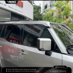 Kỹ thuật viên hoàn thiện kính lái Lexus GX550 bằng phim cách nhiệt VEGO, giúp giảm nhiệt, hạn chế chói lóa và tăng khả năng bảo vệ nội thất khỏi tia UV.