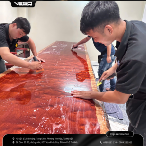 Kỹ thuật viên vệ sinh và xử lý bề mặt bàn trước khi tiến hành thi công PPF