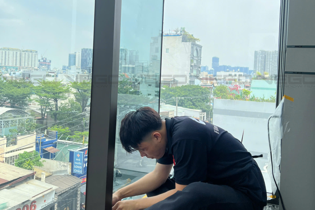 Văn phòng có vách kính lớn và bàn làm việc gần cửa